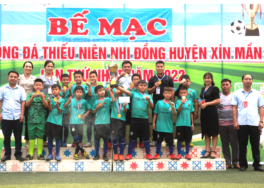 Ban tổ chức trao giải Nhất ở nội dung lứa tuổi nhi đồng cho đội bóng Trường Tiểu học Cốc Pài.
