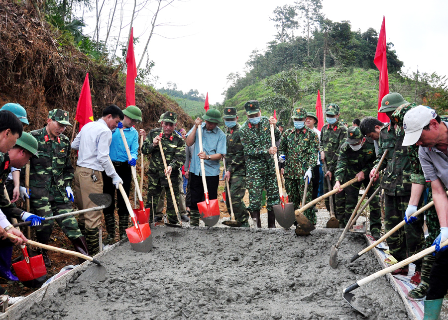 Cán bộ, chiến sỹ lực lượng vũ trang huyện Bắc Quang tham gia làm đường bê tông.


