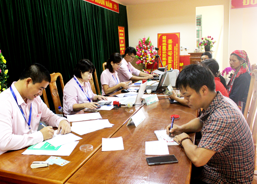 Cán bộ Phòng Giao dịch Ngân hàng CSXH huyện Hoàng Su Phì giao dịch tại xã Nậm Ty. 
										Ảnh: Tư liệu
