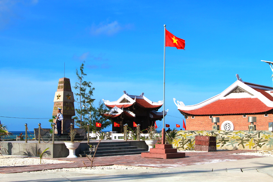 Cột mốc chủ quyền ở đảo Phan Vinh.					 Ảnh: Hoàng Triệu (Báo Hải quân)
