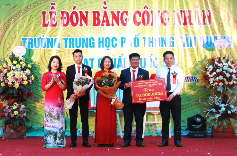 Lãnh đạo Sở GD&ĐT tặng quà cho Trường THPT Tân Quang.
