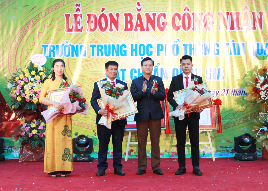 Chủ nhiệm Ủy ban Kiểm tra Tỉnh ủy Trần Quang Minh trao Bằng khen của Chủ tịch UBND tỉnh cho các tập thể, cá nhân có thành tích xuất sắc.
