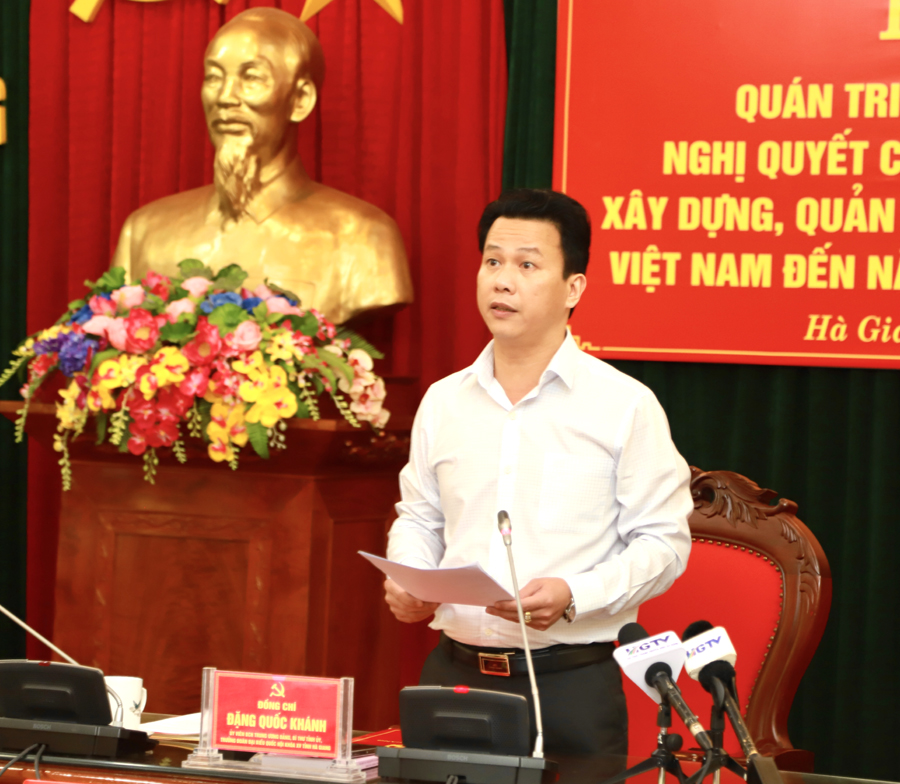 Bí thư Tỉnh ủy Đặng Quốc Khánh phát biểu tham luận tại hội nghị