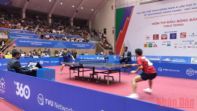 ay vợt Nguyễn Đức Tuân (áo xanh) thi đấu trận chung kết đơn nam. 