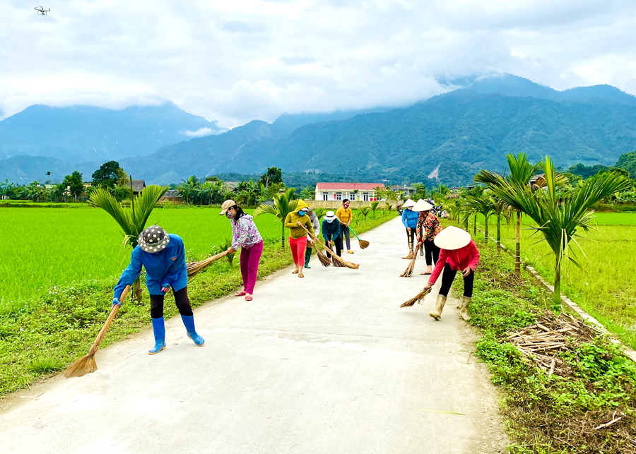 Người dân xã Tùng Bá (Vị Xuyên) vệ sinh đường làng, ngõ xóm.
