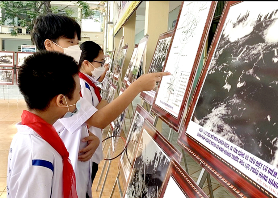 Học sinh Trường THCS Minh Khai (thành phố Hà Giang) tìm hiểu chiến thắng lịch sử Điện Biên Phủ qua triển lãm ảnh tại trường.
