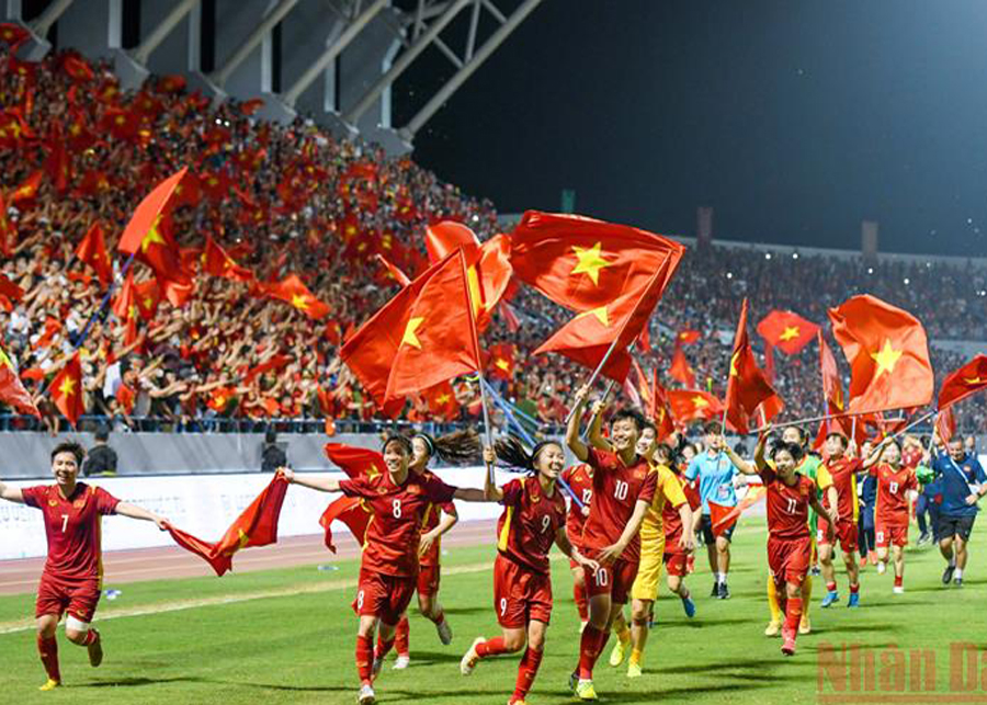 Đội tuyển bóng đá nữ Việt Nam ăn mừng chiến thắng giành chức vô địch SEA Games 31. 