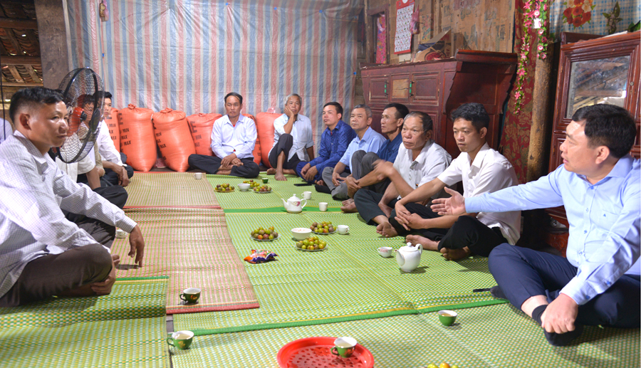 Phó Bí thư Tỉnh ủy Nguyễn Mạnh Dũng trao đổi với bí thư các chi bộ thôn của xã Tả Nhìu
