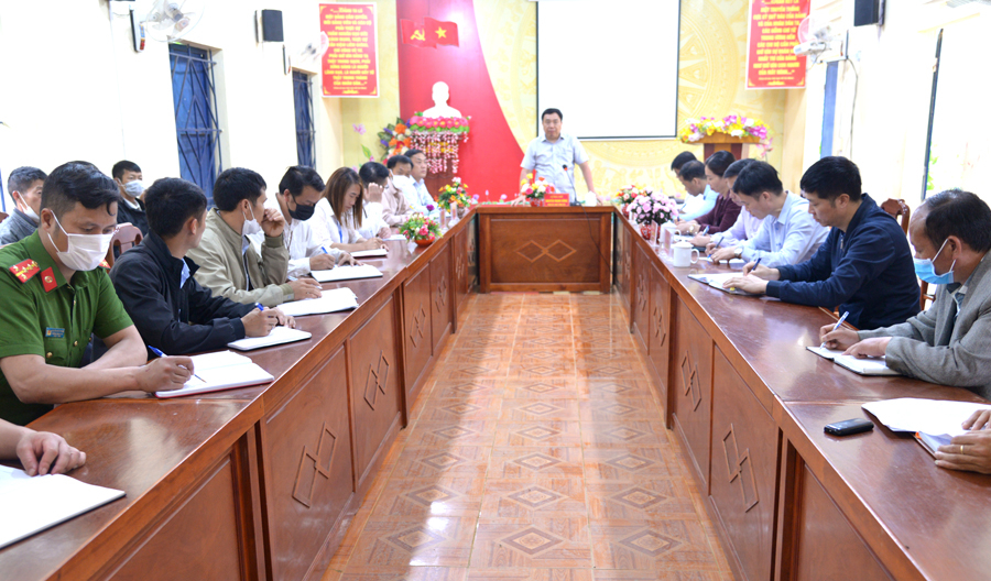 Phó Bí thư Tỉnh ủy Nguyễn Mạnh Dũng phát biểu tại buổi làm việc với xã Vần Chải
