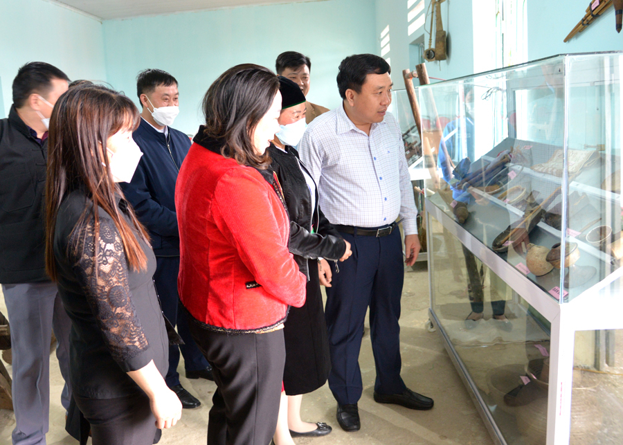 Phó Bí thư Tỉnh ủy Nguyễn Mạnh Dũng thăm các hiện vật cổ của đồng bào dân tộc Mông
