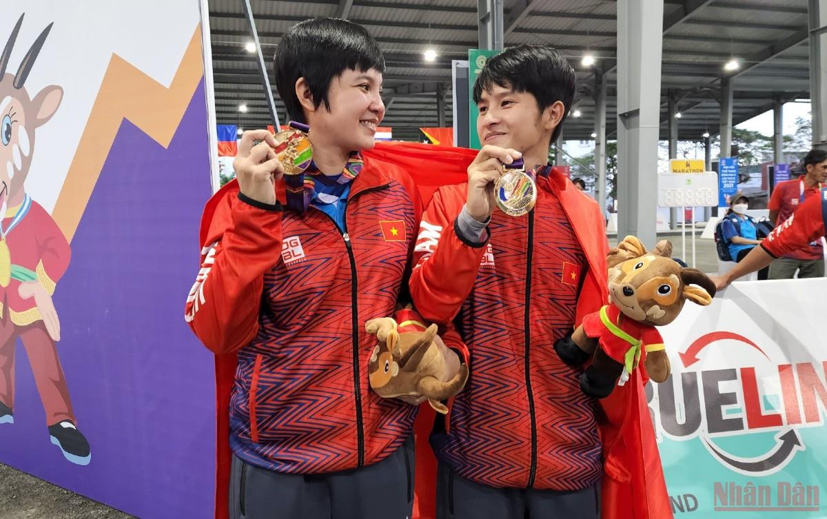 Thái Thị Hồng Thoa (bên trái) hạnh phúc với tấm Huy chương Vàng bộ môn bi sắt nội dung đôi nữ.