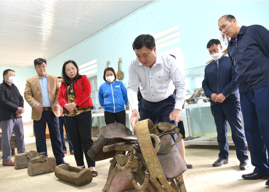 Phó Bí thư Tỉnh ủy Nguyễn Mạnh Dũng thăm quan các hiện vật tại không gian trưng bày

