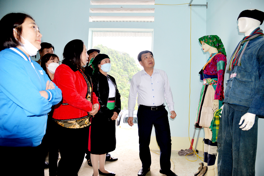 Phó Bí thư Tỉnh ủy Nguyễn Mạnh Dũng thăm hiện vật quần áo thổ cẩm của dân tộc Mông
