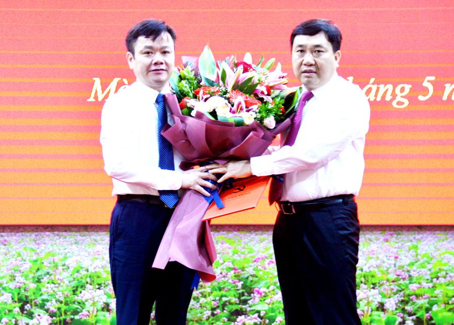 Phó Bí thư Tỉnh ủy Nguyễn Mạnh Dũng trao quyết định, tặng hoa cho đồng chí Nguyễn Huy Sắc.

