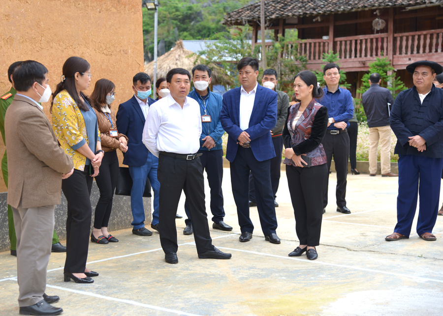 Phó Bí thư Tỉnh ủy Nguyễn Mạnh Dũng thăm không gian văn hóa của người Lô Lô
