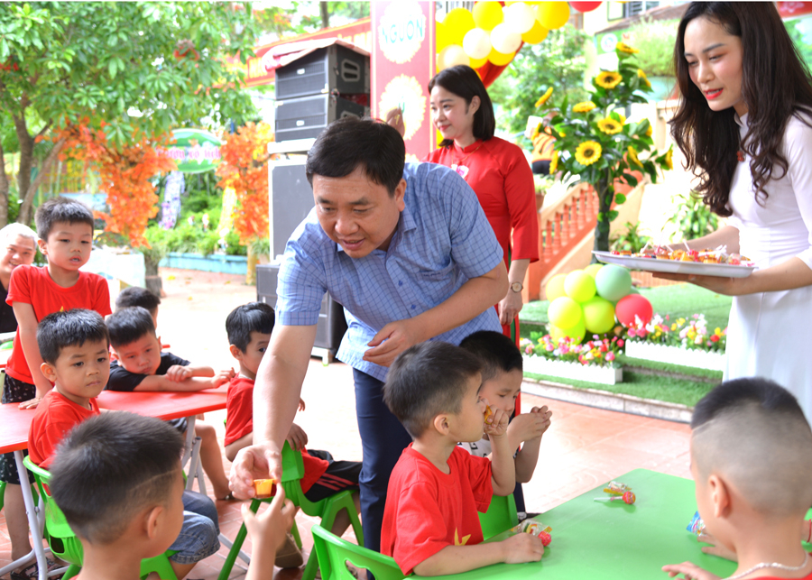 Phó Bí thư Tỉnh ủy Nguyễn Mạnh Dũng chia quà cho các cháu  thiếu nhi Trường Mầm non Hoa Lê
