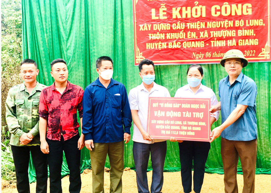 Chủ nhiệm UBKT Tỉnh uỷ Trần Quang Minh trao số tiền ủng hộ xây cầu Bó Lung.
