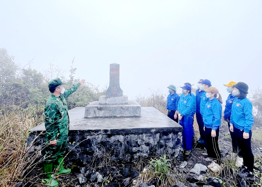 Huyện Đoàn Đồng Văn phối hợp với Đồn Biên phòng Phố Bảng tổ chức tuần tra bảo vệ đường biên, mốc giới.
