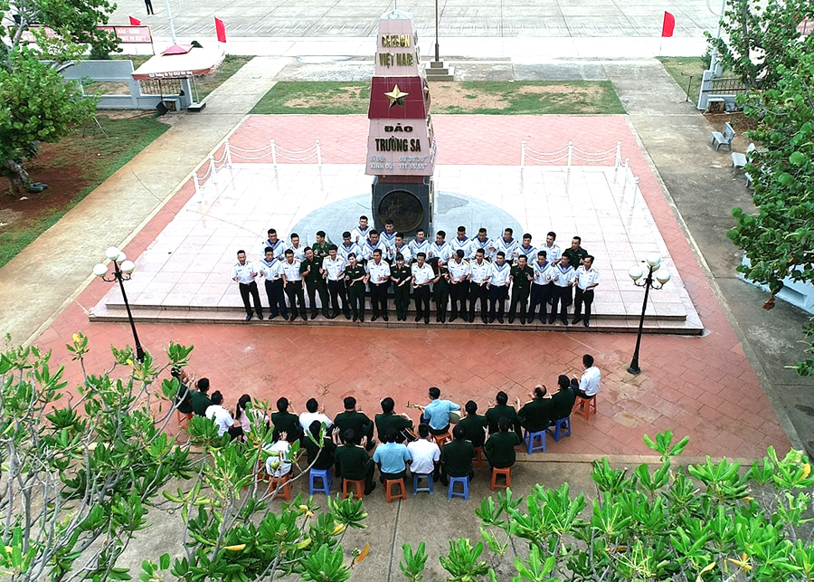 Quân, dân đảo Trường Sa giao lưu văn nghệ cùng đoàn công tác ra thăm đảo. Ảnh Nguyễn Ninh (Lữ đoàn 146)