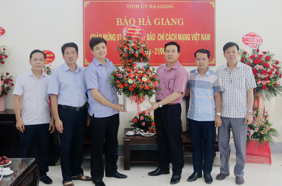 Lãnh đạo Sở Nông nghiệp và Phát triển nông thôn tặng hoa chúc mừng Báo Hà Giang