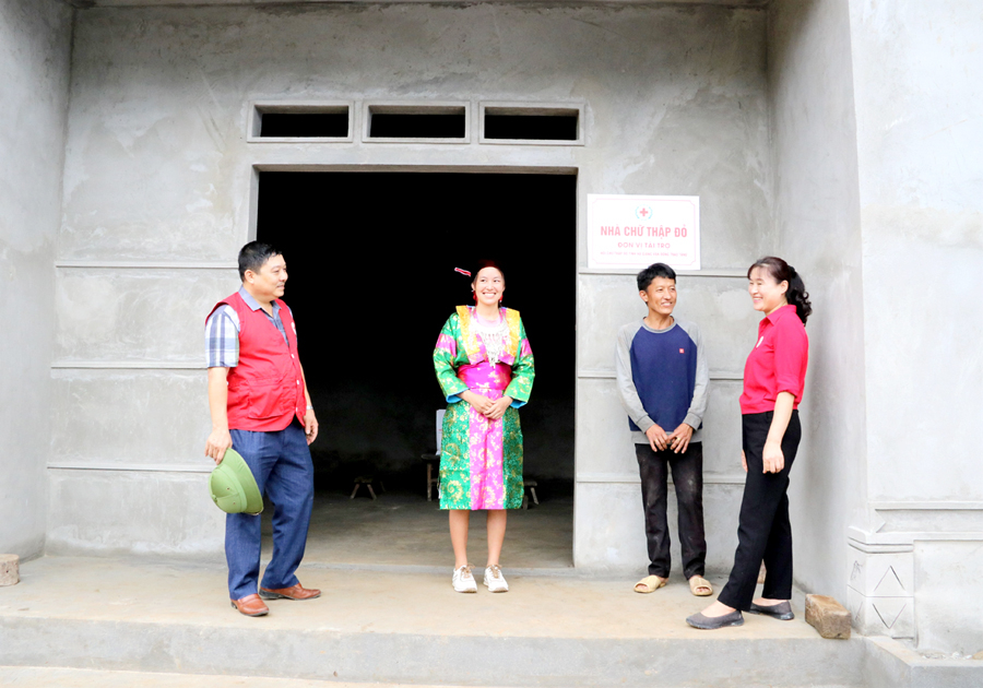 Hội Chữ thập đỏ tỉnh trao nhà cho hộ anh Cháng Mí Lử, thôn Lũng Cáng, xã Thuận Hòa (Vị Xuyên).
