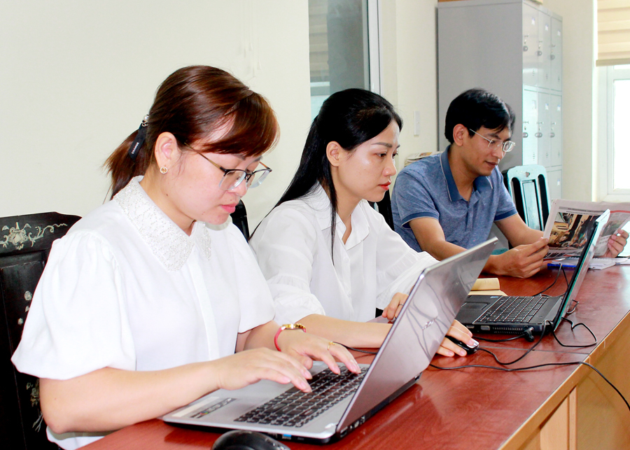 Đội ngũ nhà báo trẻ Báo Hà Giang ứng dụng công nghệ số trong sáng tạo tác phẩm báo chí.