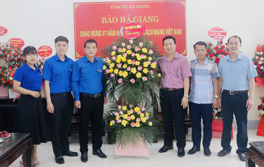 Tỉnh đoàn Hà Giang tặng hoa chúc mừng Báo Hà Giang