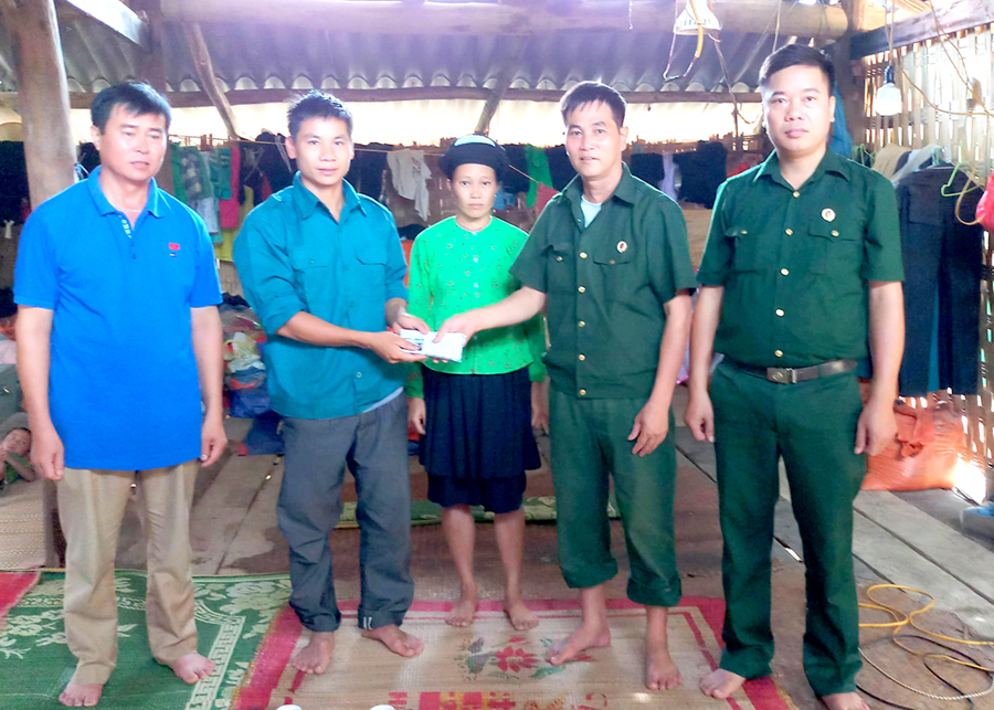 Hội Cựu chiến binh huyện thăm hỏi gia đình hội viên bị hỏa hoạn tại xã Mậu Long.
