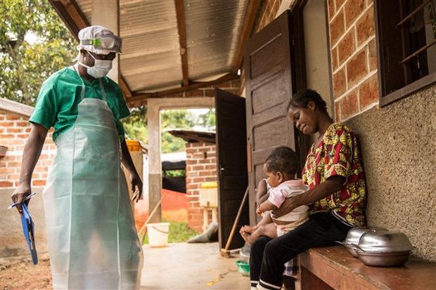 Điều trị cho bệnh nhân mắc bệnh đậu mùa khỉ tại Zomea Kaka, Cộng hòa Trung Phi.