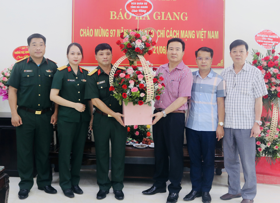 Ban chỉ huy Quân sự tỉnh tặng hoa chúc mừng Báo Hà Giang