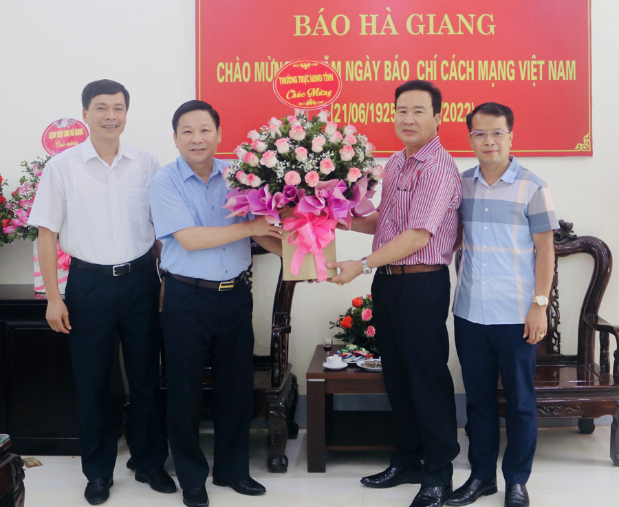 Thường trực HĐND tỉnh tặng hoa chúc mừng Báo Hà Giang 