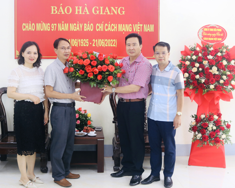 lãnh đạo Sở Tài nguyên và Môi trường tặng hoa chúc mừng Báo Hà Giang