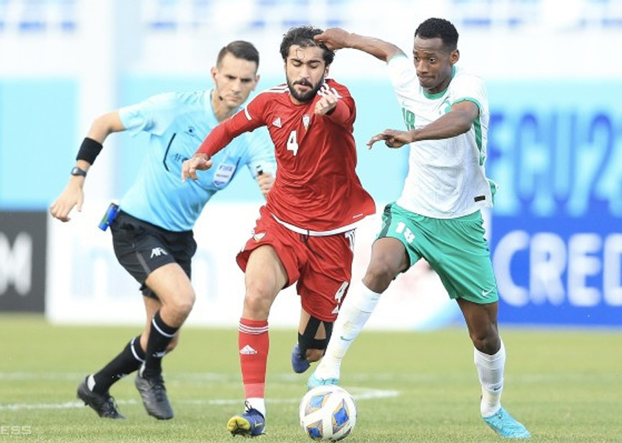 Trung vệ Khairallah Al Sebyani (phải) trong trận gặp UAE trên sân Lokomotiv, Tashkent, Uzbekistan ngày 9/6. 