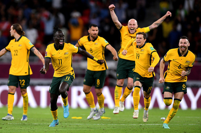 Các cầu thủ Australia nhảy cẩng lên sau khi Redmayne đẩy được lượt đá thứ sáu, quyết định, giúp đội nhà thắng 5-4 trong loạt luân lưu.