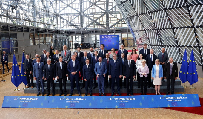 Lãnh đạo EU và các nước Tây Balkan chụp ảnh chung khi dự hội nghị thượng đỉnh ở Brussels, Bỉ ngày 23/6. 