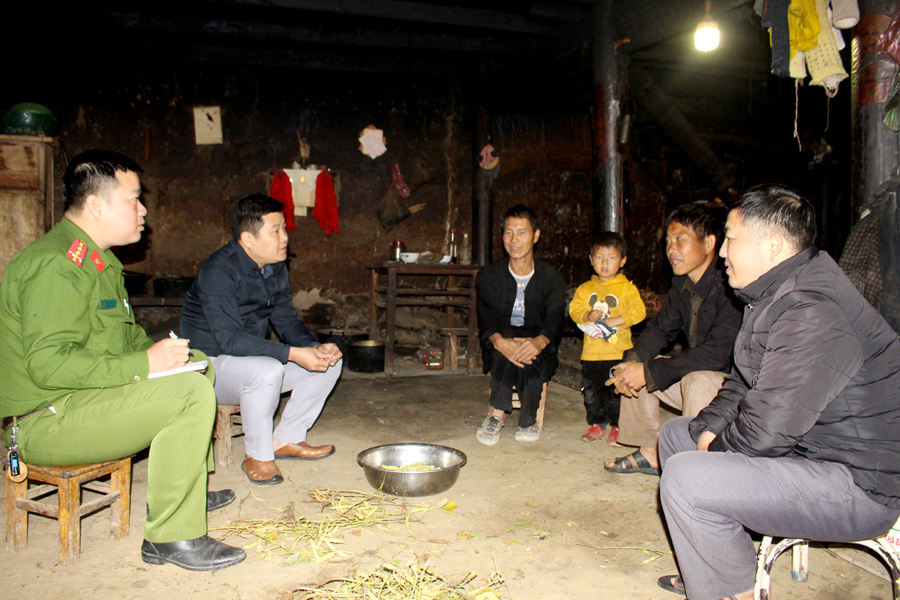 Công an xã Lũng Cú tuyên truyền pháp luật cho người dân thôn Tả Giao Khâu. 
