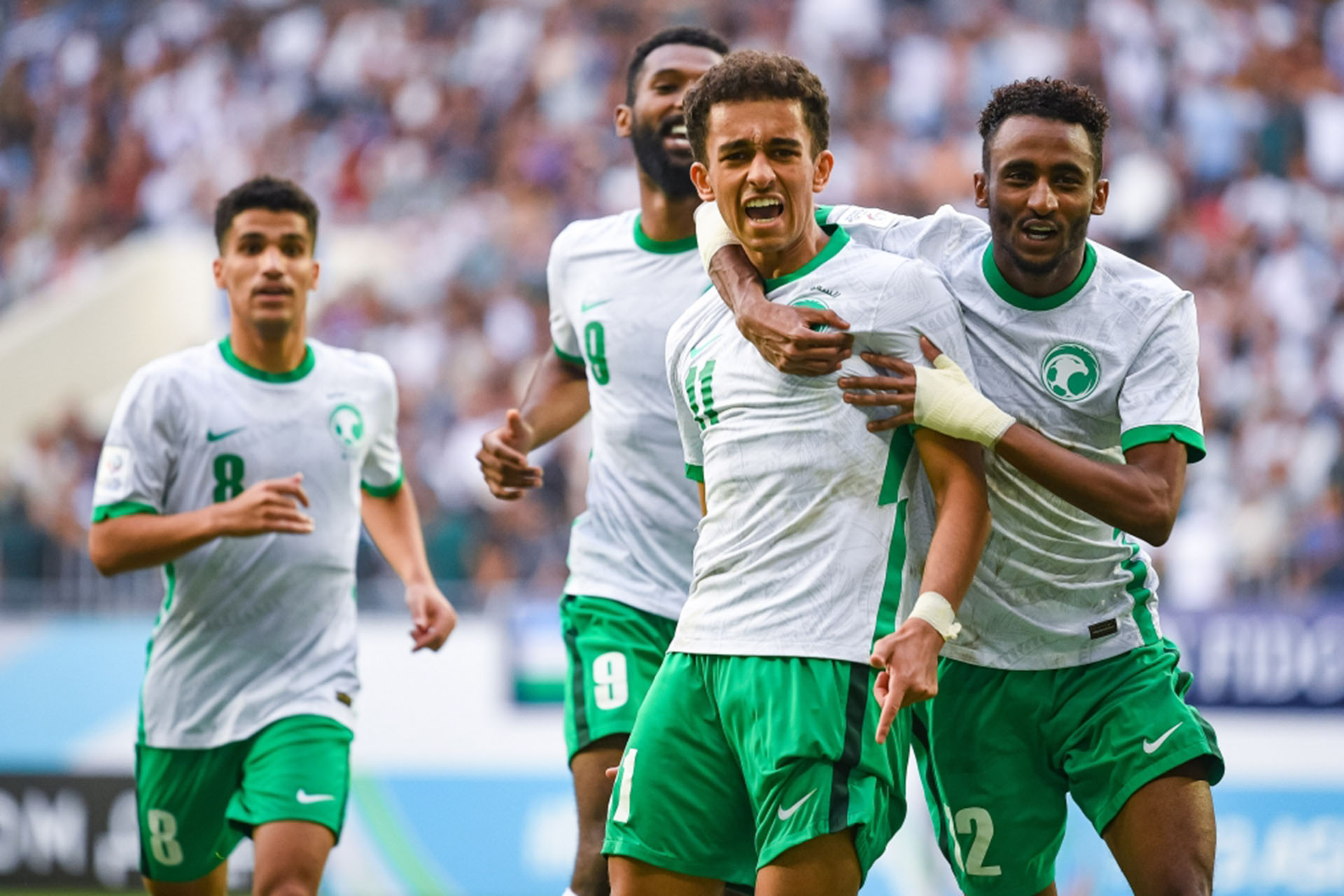 Các cầu thủ Saudi Arabia ăn mừng bàn mở tỷ số phút 48 của Ahmed. 