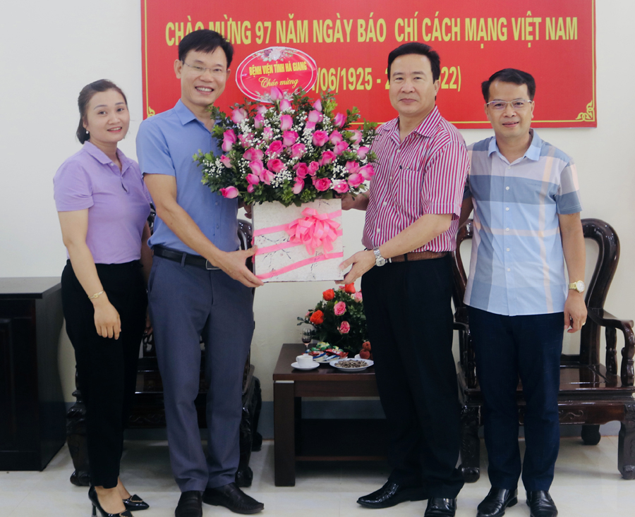 Bệnh viện Đa khoa tỉnh Hà Giang tặng hoa chúc mừng Báo Hà Giang