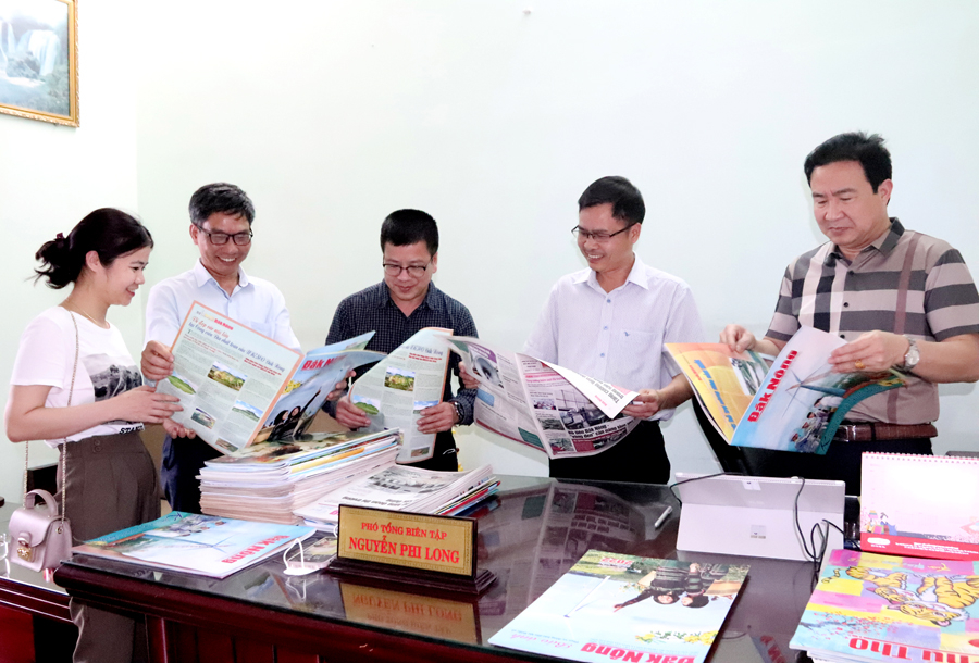 Đoàn công tác của Báo Hà Giang trao đổi, học tập kinh nghiệm thiết kế ấn phẩm báo chí tại Báo Đắk Nông.

