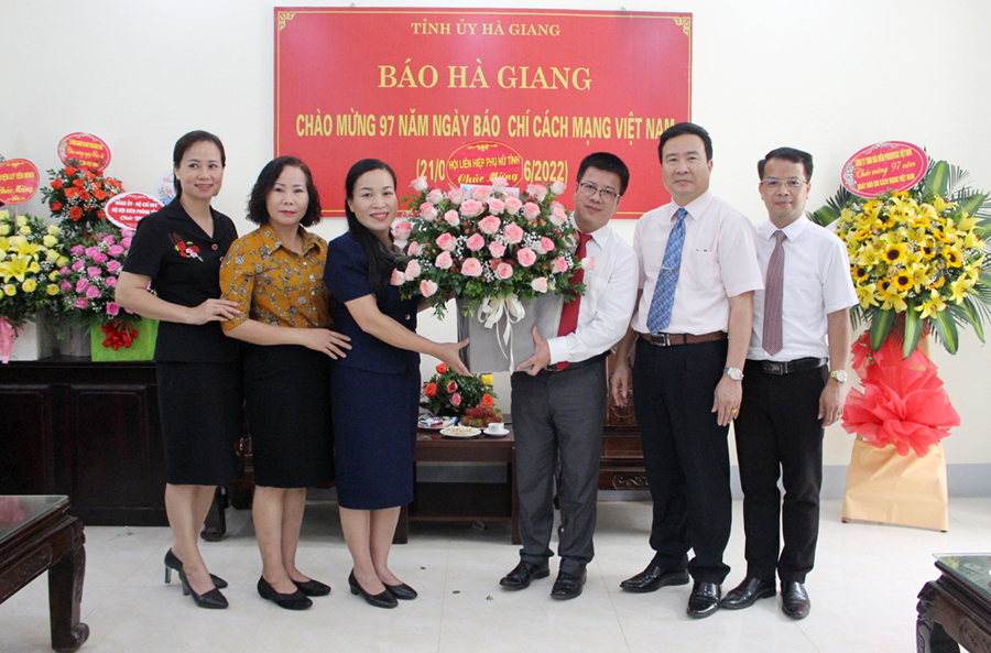 Hội LHPN tỉnh tặng hoa chúc mừng Báo Hà Giang