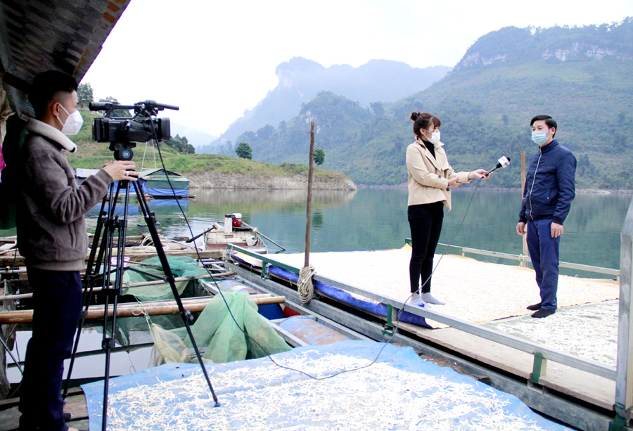 Phóng viên Đài Phát thanh - Truyền hình tỉnh tác nghiệp tại vùng sông nước xã Thượng Tân (Bắc Mê).