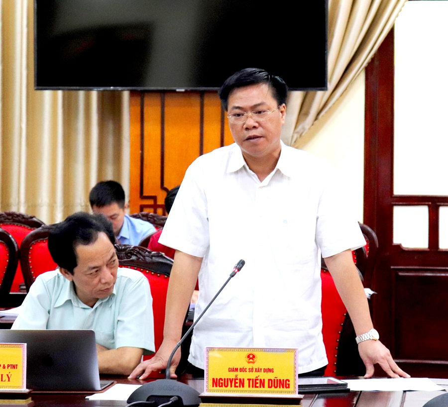 Giám đốc Sở Xây dựng Nguyễn Tiến Dũng báo cáo tiến độ công tác quy hoạch tỉnh.