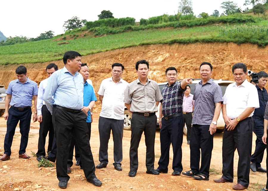 Bí thư Tỉnh ủy Đặng Quốc Khánh cùng đoàn công tác kiểm tra thực tế dự án tái định cư thị trấn Cốc Pài (Xín Mần).
