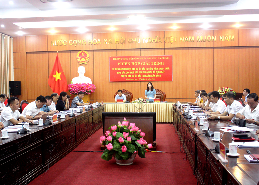 Phó Chủ tịch Thường trực HĐND tỉnh Chúng Thị Chiên phát biểu kết luận phiên họp.
