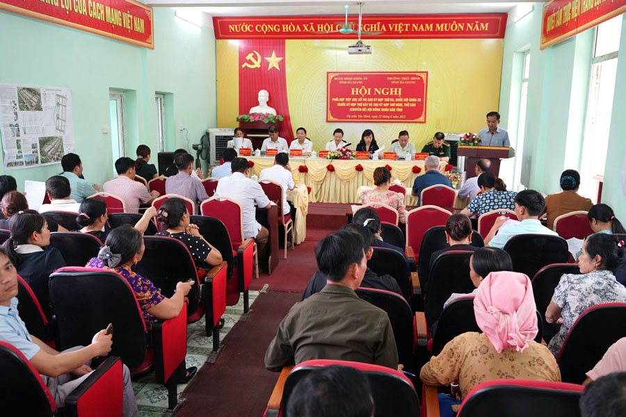 Toàn cảnh buổi tiếp xúc cử tri tại thị trấn Yên Minh (Yên Minh).

