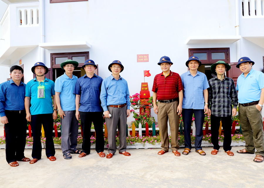 Đoàn đại biểu tỉnh Hà Giang chụp ảnh lưu niệm trên đảo Tốc Tan C.
