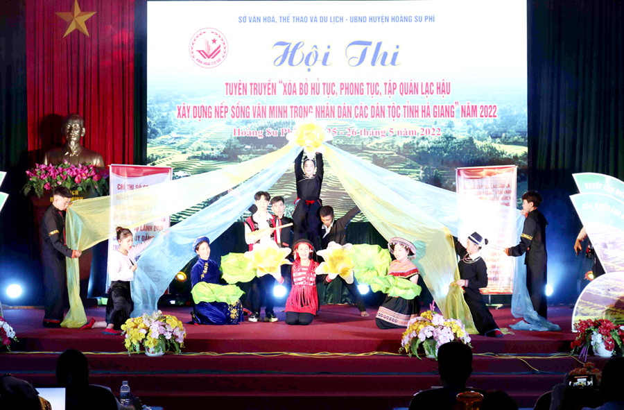 Thi văn nghệ cổ động tại Hội thi tuyên truyền xóa bỏ hủ tục, phong tục, tập quán lạc hậu trên địa bàn huyện Hoàng Su Phì.
