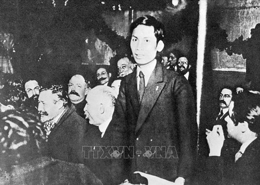 Nguyễn Ái Quốc (tên của Chủ tịch Hồ Chí Minh trong thời gian hoạt động cách mạng ở Pháp) tham dự Đại hội lần thứ 18 Đảng Xã hội Pháp ở thành phố Tours với tư cách đại biểu Đông Dương.