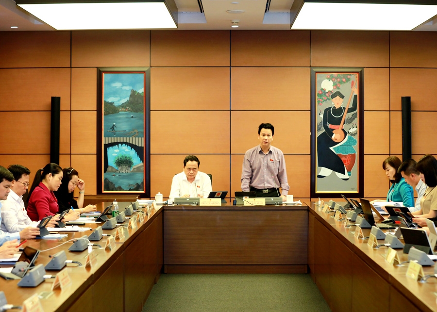 Đoàn ĐBQH tỉnh Hà Giang thảo luận tại tổ 8 về thực hiện kế hoạch phát triển KT-XH và ngân sách nhà nước. Bí thư Tỉnh ủy Đặng Quốc Khánh chủ trì buổi thảo luận.