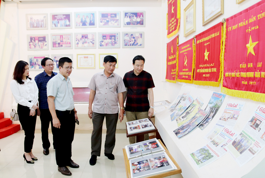Đoàn công tác của Báo Hà Giang tham quan Phòng truyền thống của Báo Gia Lai. 